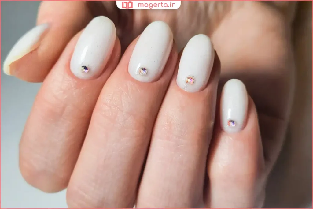 لاک سفید کلاسیک روی دست با پوست سفید و ظریف