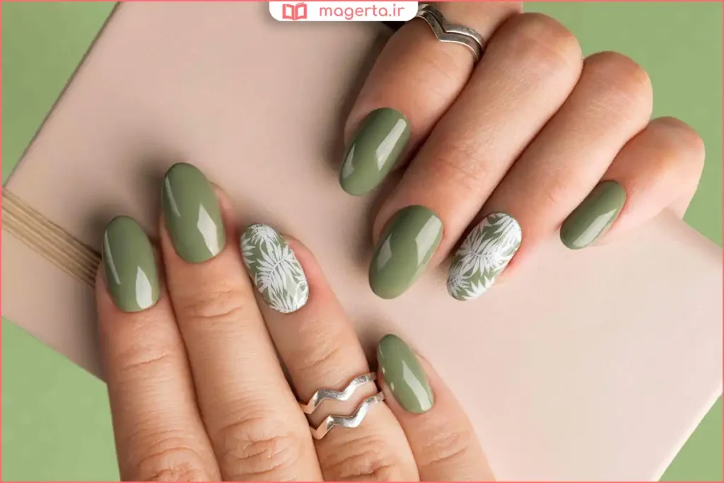 لاک ناخن رنگ سبز براق روی دست با پوست سبزه