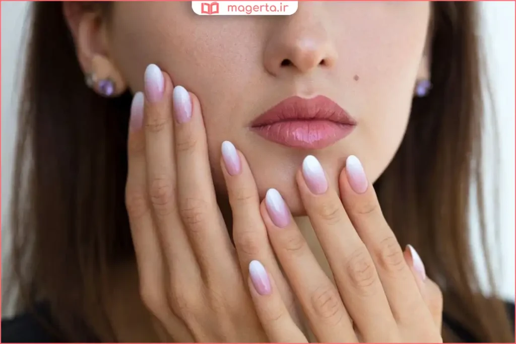 ناخنهای مانیکور شده با لاک رزگلد براق روی پوست گندمی