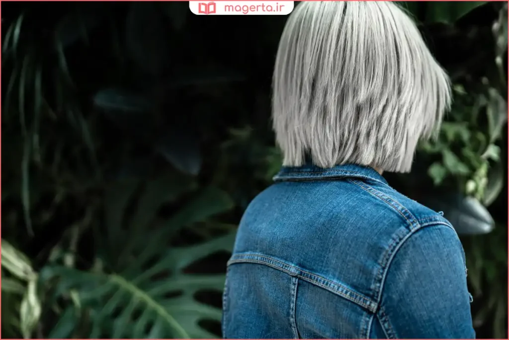 زن میانسال با موهای نقره ای و درخشان پس از رنگ گیاهی

