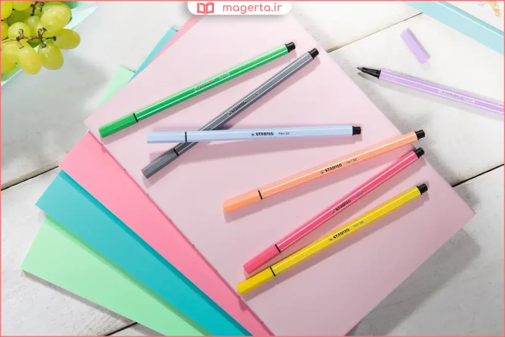 خودکار مشکی در حال نوشتن متن واضح و خوانا روی دفتر