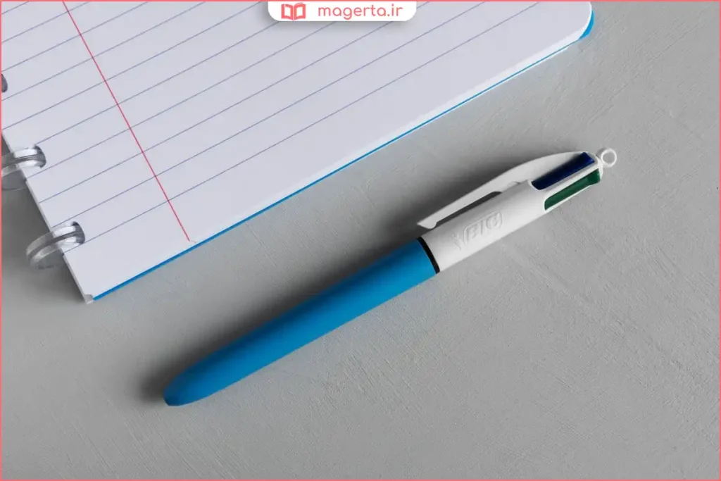 خودکار مشکی ژله‌ای در حال نوشتن متن شفاف و دقیق روی کاغذ

