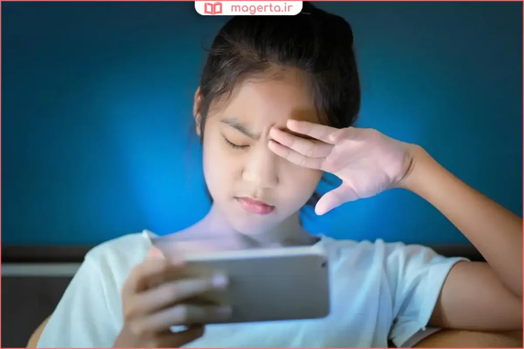 کاربر در حال تنظیم روشنایی کم برای محافظت از چشم