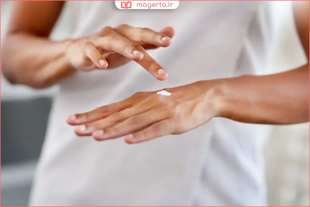 فردی در حال استفاده از پماد ترمیمکننده روی سوختگی سطحی