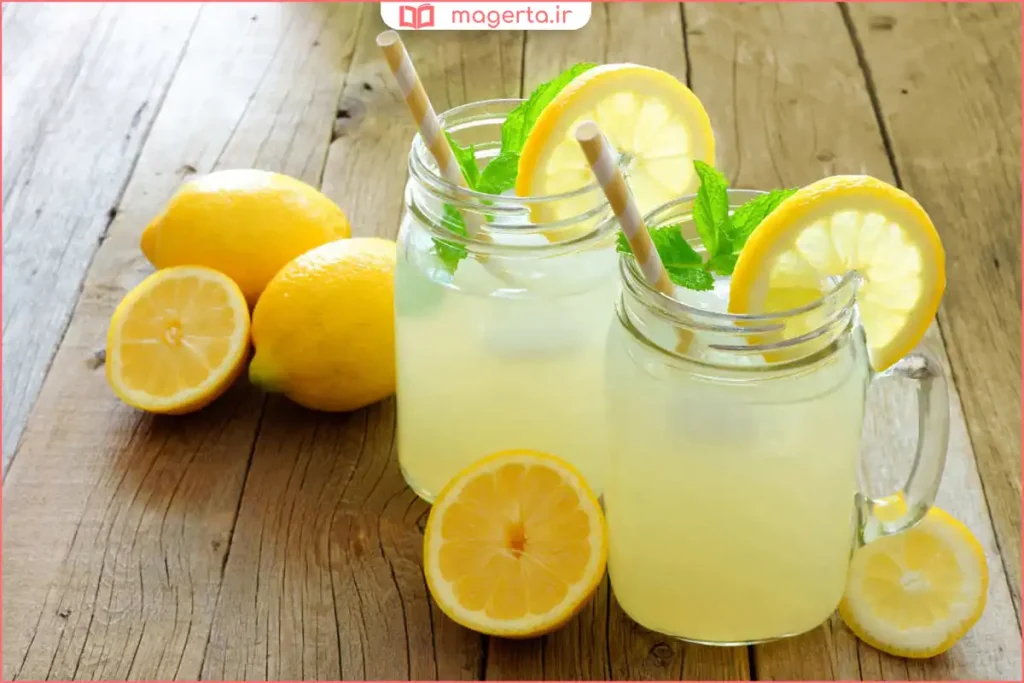 فردی در حال نوشیدن آب خنک برای جلوگیری از گرمازدگی