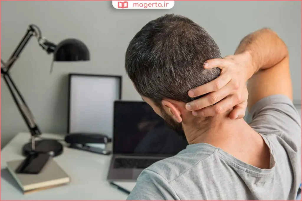 فردی در حال انجام تمرین کششی گردن برای کاهش درد