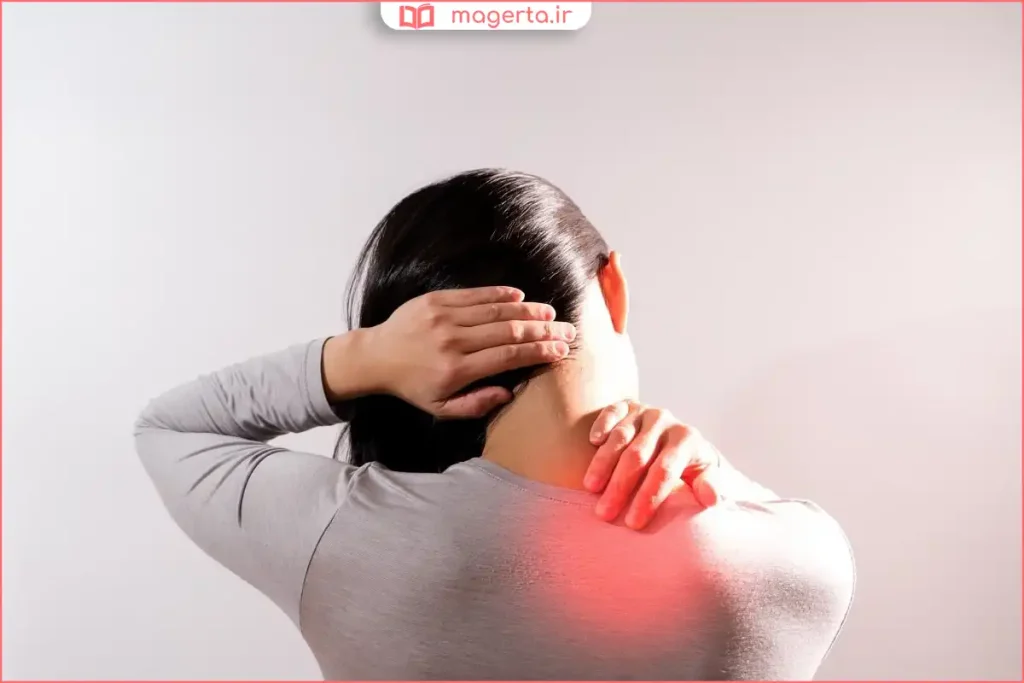 فردی در حال انجام حرکات کششی آرام برای کاهش گرفتگی گردن