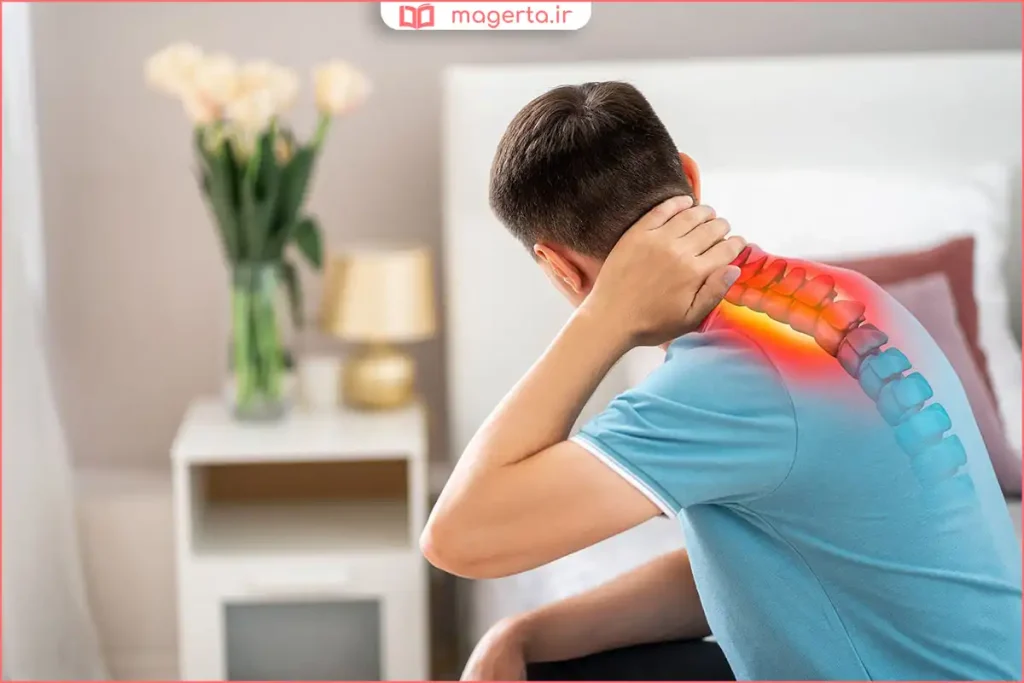 فردی در حال انجام تمرینات تقویتی گردن با کش ورزشی

