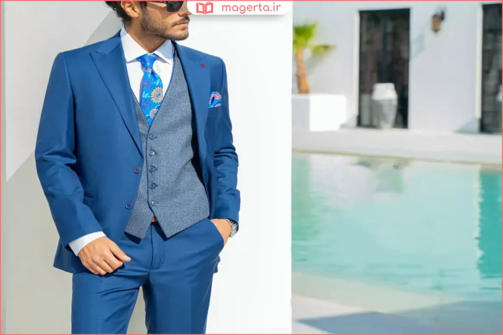 کت و شلوار آبی شیک پوشیدهشده در یک مراسم رسمی