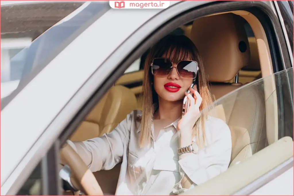 عینک آفتابی با لنز قهوه‌ای مناسب کاهش تابش نور در جاده