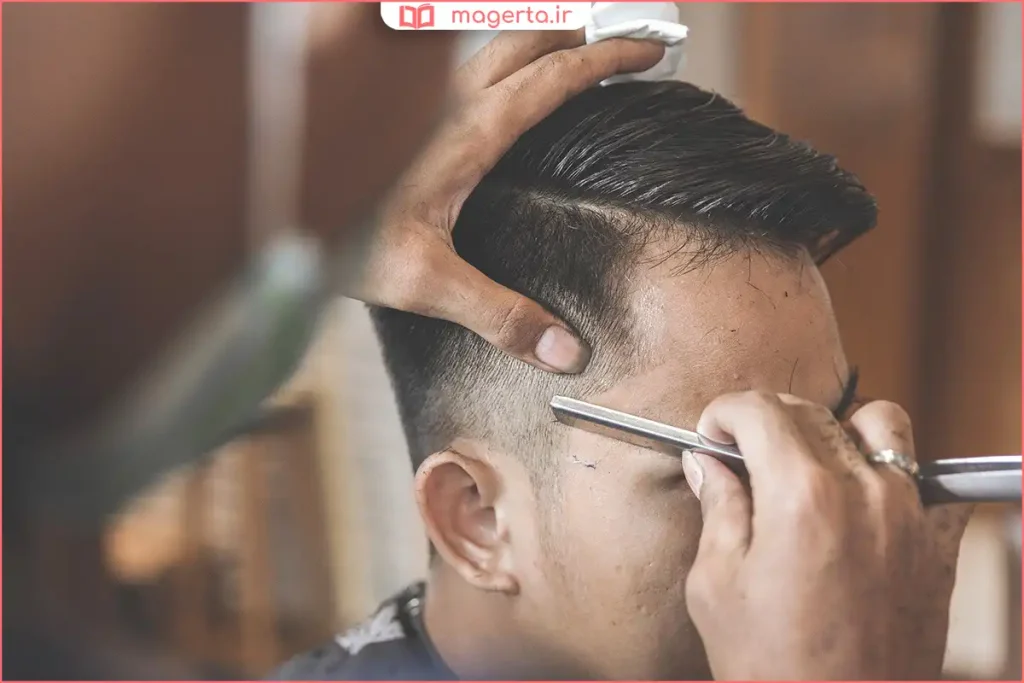 آرایشگر در حال کوتاه کردن مو در روز جمعه مطابق توصیه اسلامی