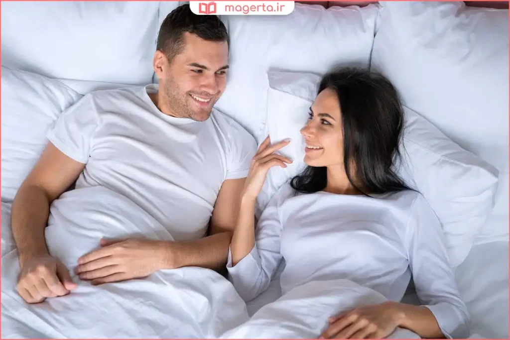 زوجی در حال مشاهده تقویم تخمکگذاری برای تعیین بهترین زمان بارداری