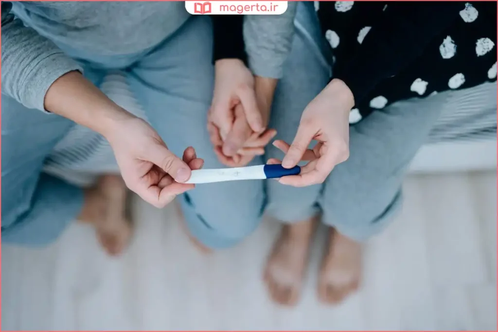 تست تخمکگذاری مثبت روی میز برای برنامهریزی رابطه در روزهای پرباروری