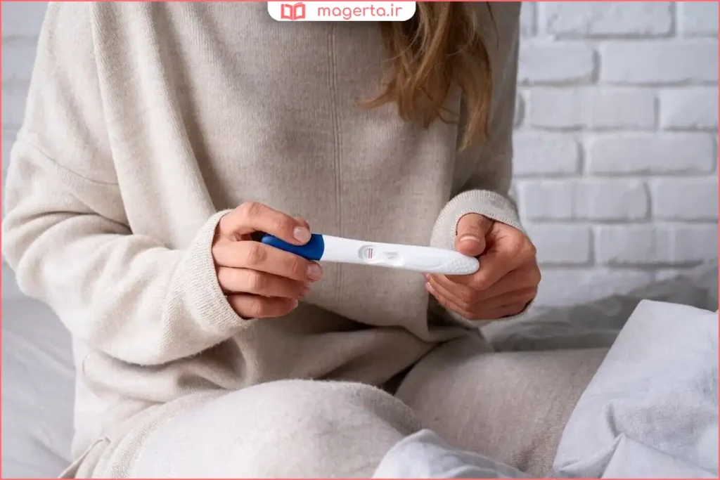 زن در حال اندازهگیری دمای پایه بدن برای تشخیص زمان تخمکگذاری