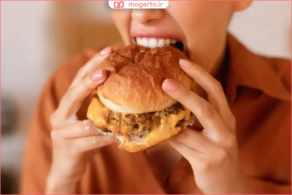 فردی در حال صرف شام سبک اما مغذی پیش از خواب