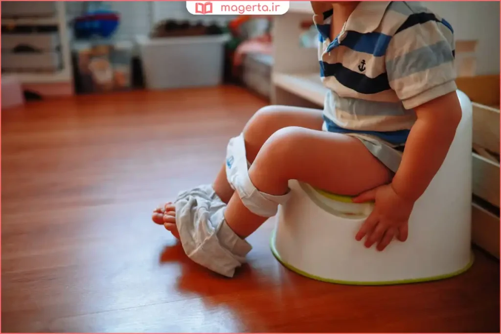 مادر در حال آموزش استفاده از توالت به کودک با آرامش و تشویق