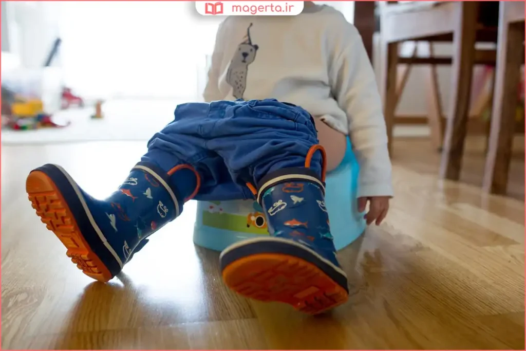 کودک بدون پوشک در خانه هنگام شروع تمرین توالتآموزی