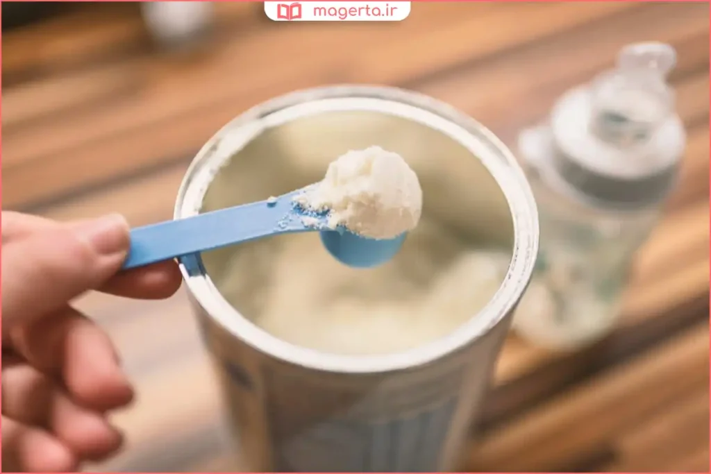 مادر در حال تغذیه کودک با قاشق برای شروع قطع شیر خشک