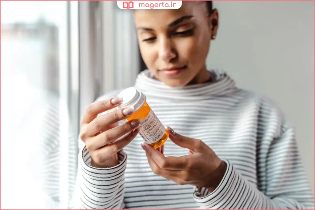 بسته دارویی قرص ضدافسردگی روی میز کنار ساعت زنگ‌دار