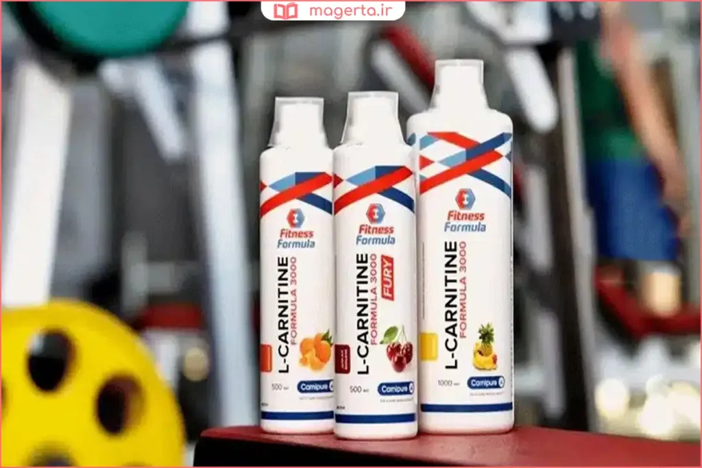 بطری مکمل ال‌کارنیتین روی میز کنار شیکر ورزشی
