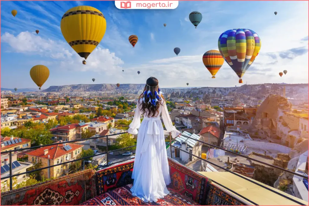 منظره کاپادوکیا با بالونهای رنگی در آسمان صبحگاهی