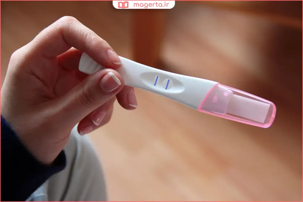 زن در حال انجام تست بارداری بیبیچک در صبح زود