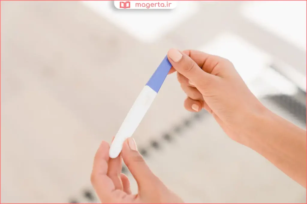 زن در حال انتظار برای مشاهده نتیجه تست بارداری در خانه