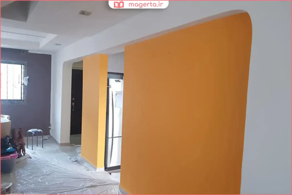 دیوار رنگآمیزیشده با پلاستیک قابل شستشوی کرم روشن در اتاق نشیمن