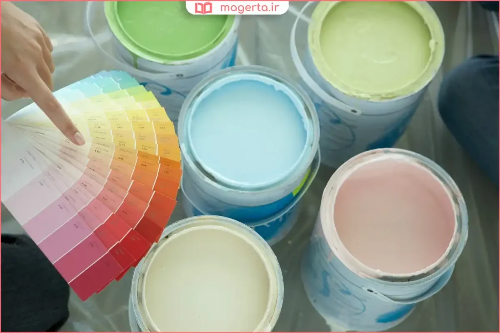 کارگر در حال رنگزدن دیوار با رنگ ساختمانی ضدلک و قابل شستشو