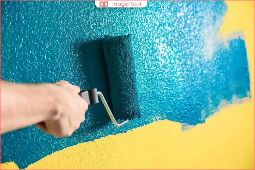 دیوار رنگآمیزیشده با رنگ قابل شستشوی کرم روشن در پذیرایی