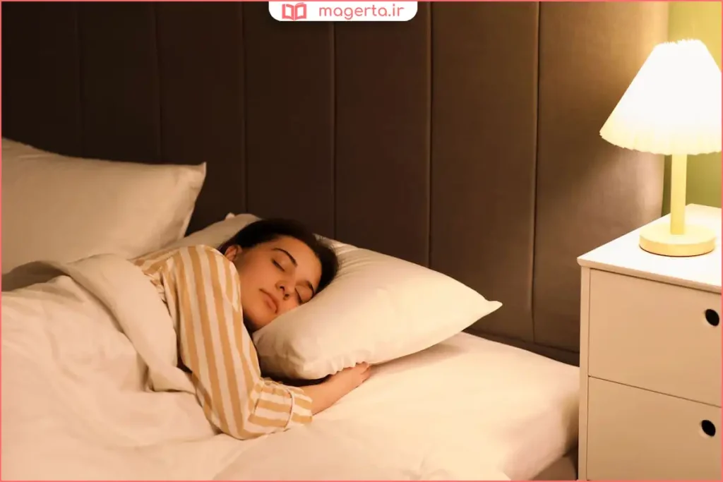 فردی در حال نوشیدن دمنوش آرام‌بخش پیش از خواب