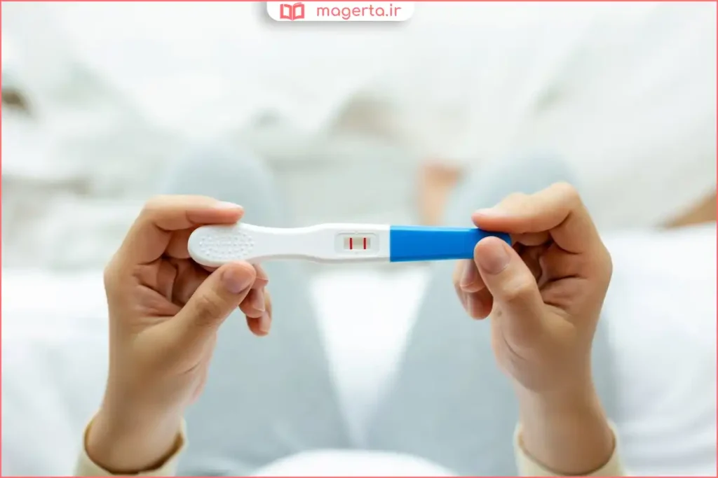 زن در حال اندازه‌گیری دمای پایه بدن برای تعیین زمان تخمک‌گذاری