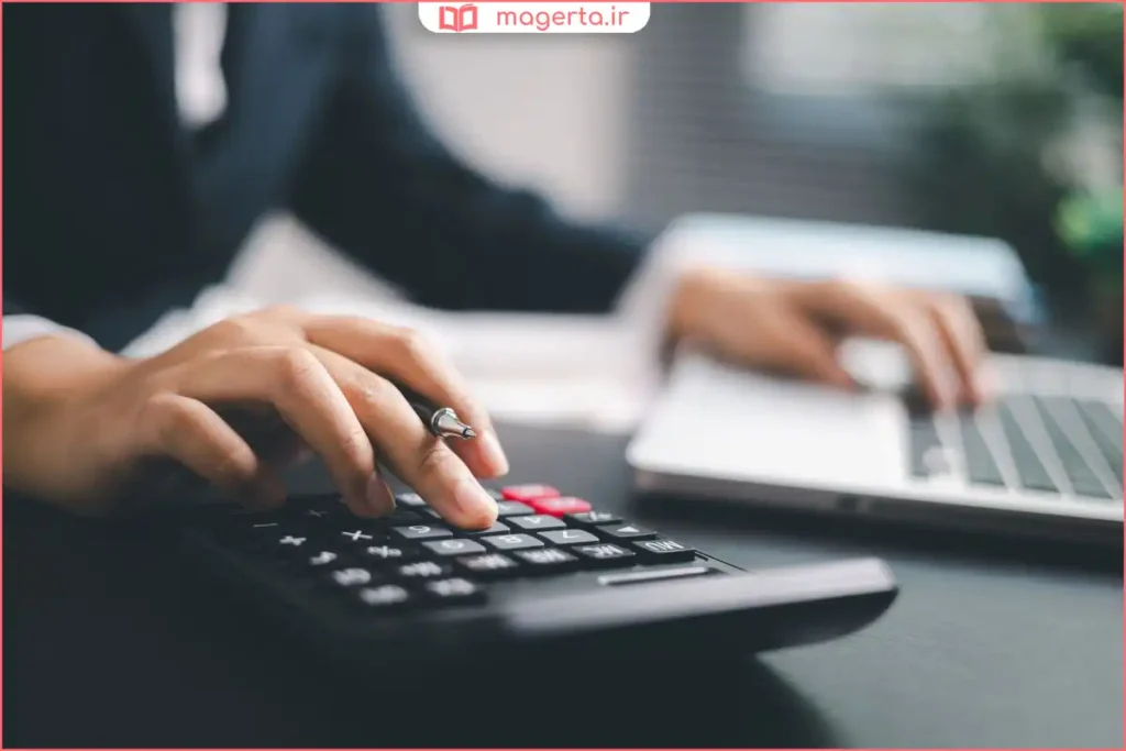 ماشین حساب روی دفتر باز با فرمول محاسبه ضریب معدل