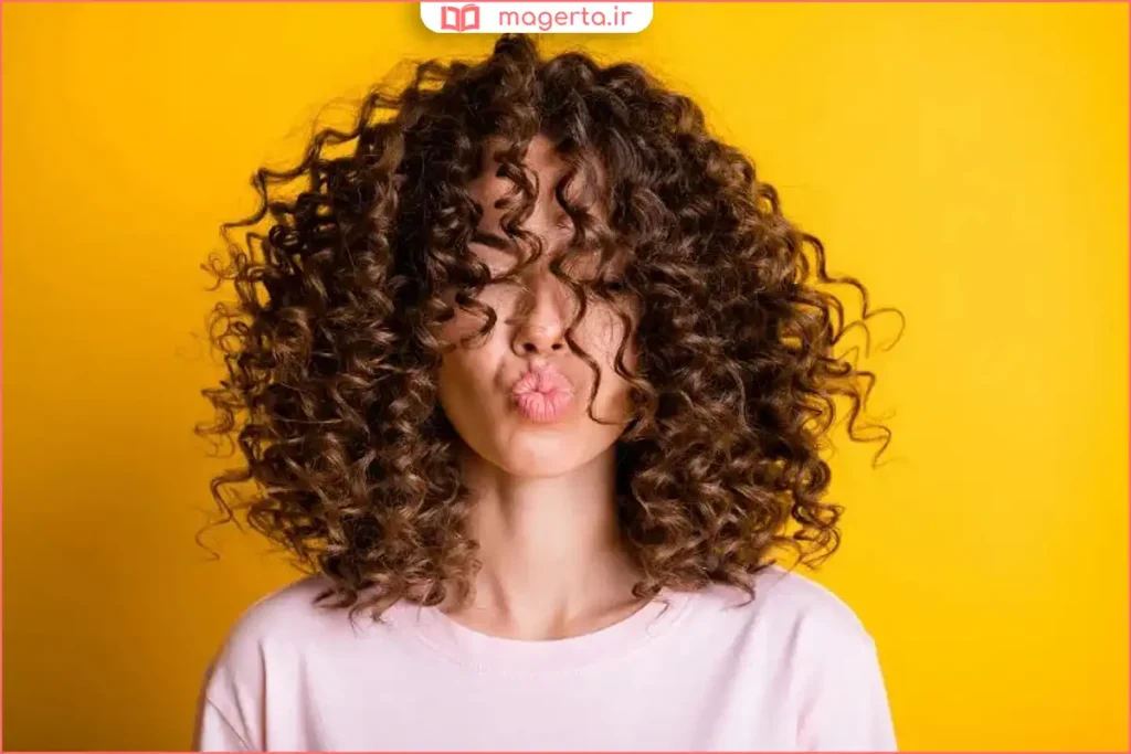 استفاده از ژل مو روی موهای نم‌دار برای ایجاد فرهای طبیعی