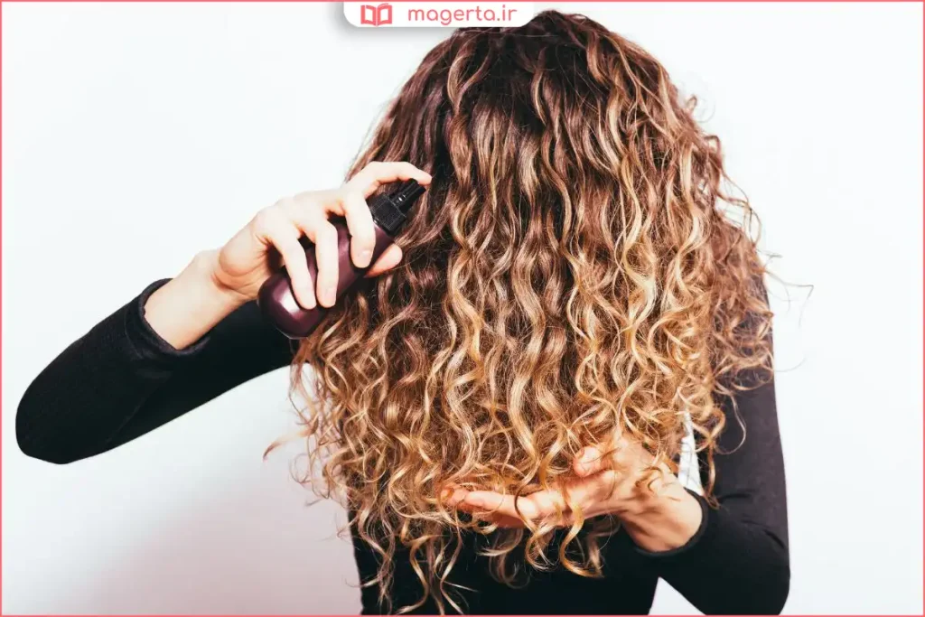 زن جوانی در حال حالت‌دادن به موهایش با ژل برای فر شدن