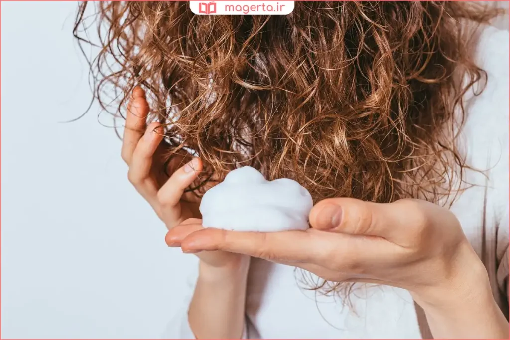 نمای نزدیک از موهای فر شده با ژل پس از خشک‌شدن کامل

