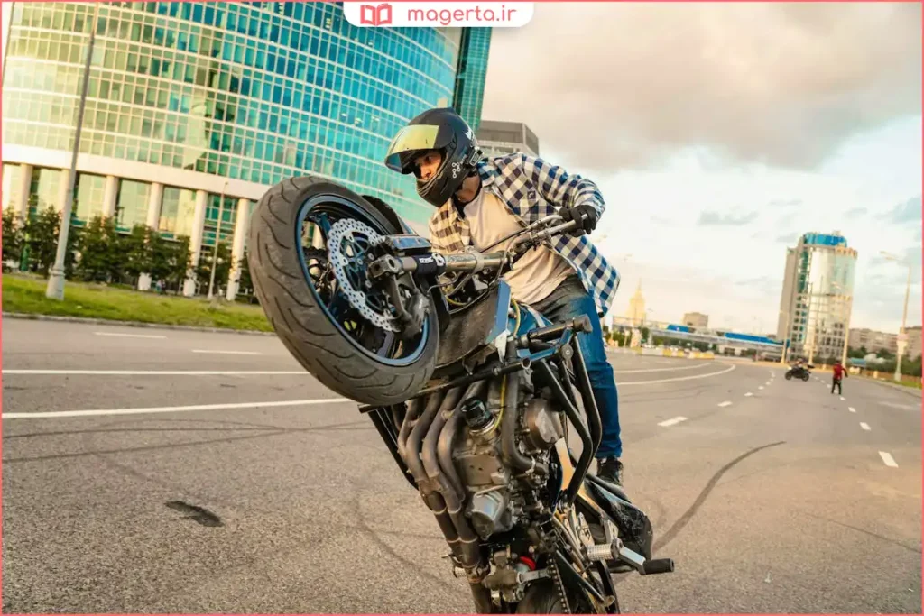 موتورسوار در حال تمرین حفظ تعادل برای اجرای حرکت تکچرخ