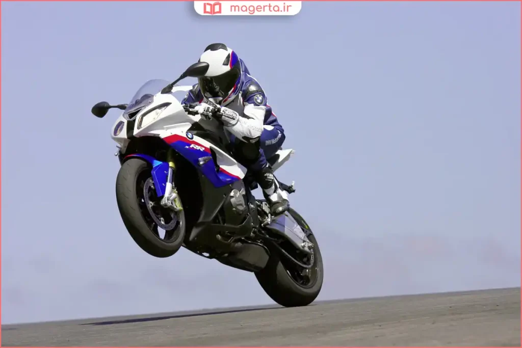 موتور اسپرت در حال بالا آمدن چرخ جلو هنگام شروع حرکت