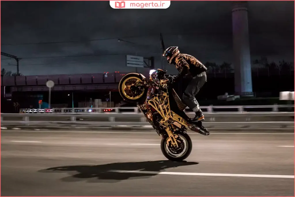 موتورسوار با تجهیزات ایمنی کامل در مسیر تمرین مخصوص