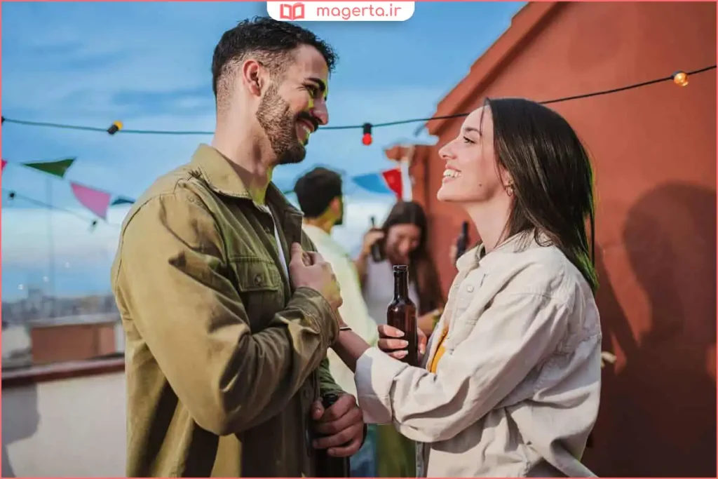 زن در حال صحبت با لبخند ملایم و نگاه صمیمی در جمع