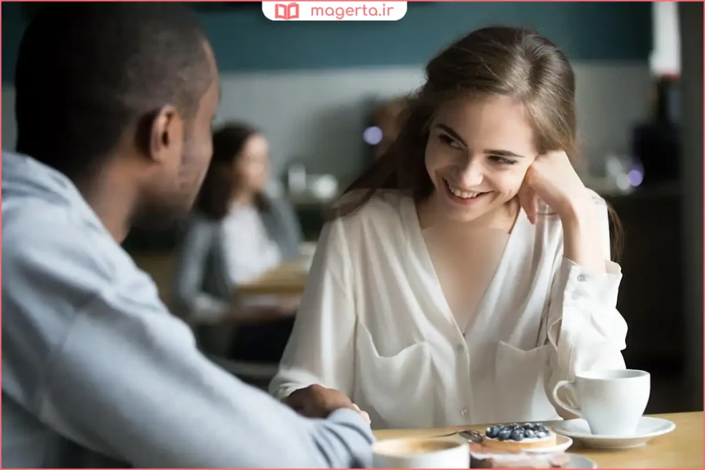 مردی در حال گفتوگوی آرام و دلنشین با لحن گرم و مؤدبانه