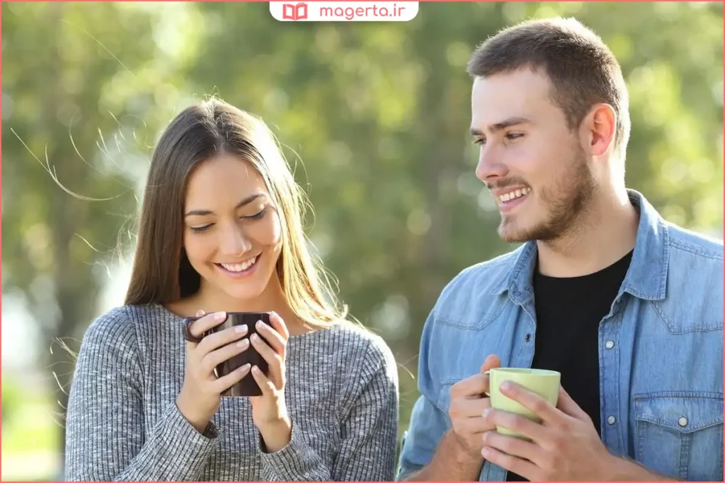 دو نفر در حال خندیدن هنگام گفتوگوی دوستانه و جذاب