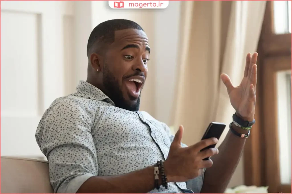 فردی در حال کار با گوشی برای انجام کسب‌وکار اینترنتی