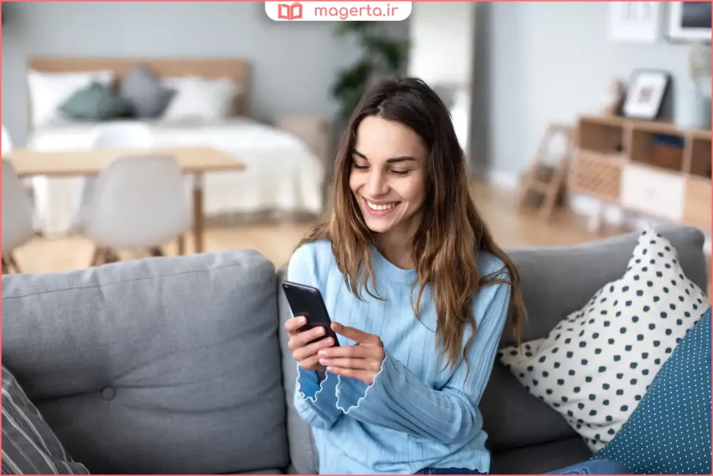 تصویر کیف پول دیجیتال باز شده روی گوشی برای دریافت درآمد

