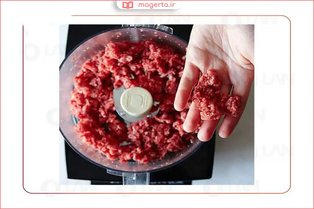 نمایش بافت یکنواخت گوشت چرخ‌شده داخل ظرف غذاساز