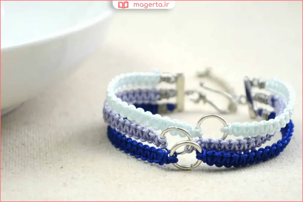 نمایش دستبندهای ساخته‌شده با نخ در رنگ‌های متنوع روی دست

