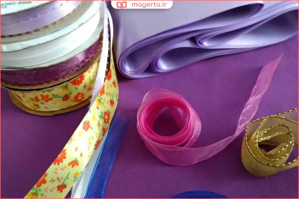 مراحل ساخت گل روبانی با تا زدن و پیچیدن روبان رنگی