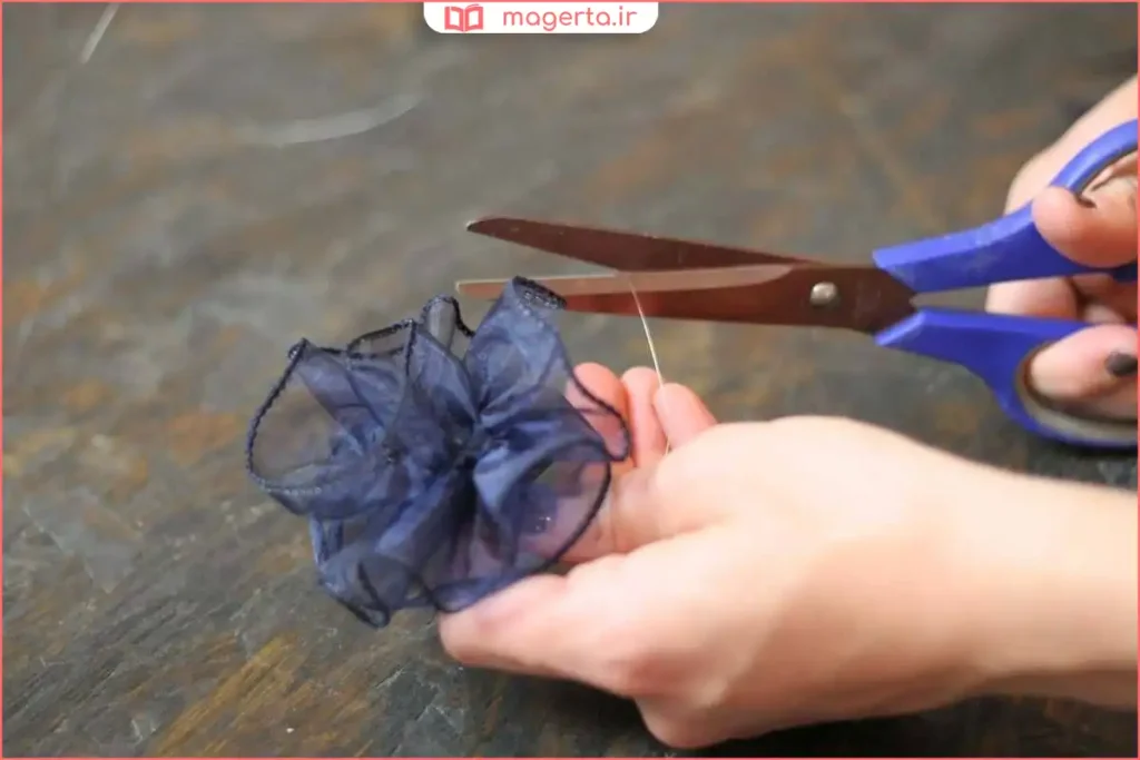 قیچی و روبان روی میز کاردستی برای درست کردن گل دستساز