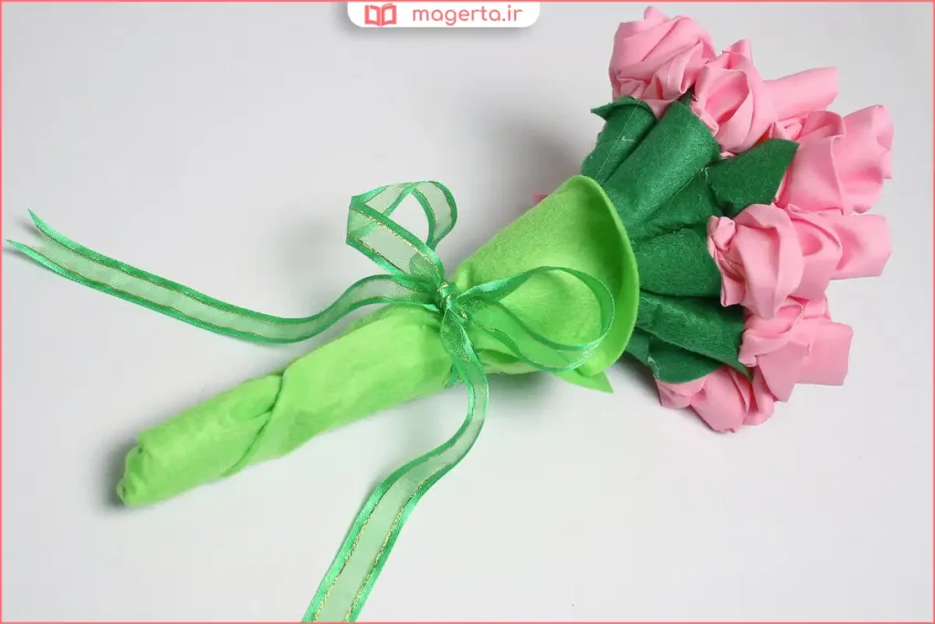 گل روبانی آماده با مرکز مرواریدی روی پسزمینه سفید