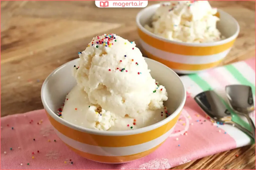 بستنی وانیلی خانگی تهیه‌شده با شیر در کاسه شیشه‌ای